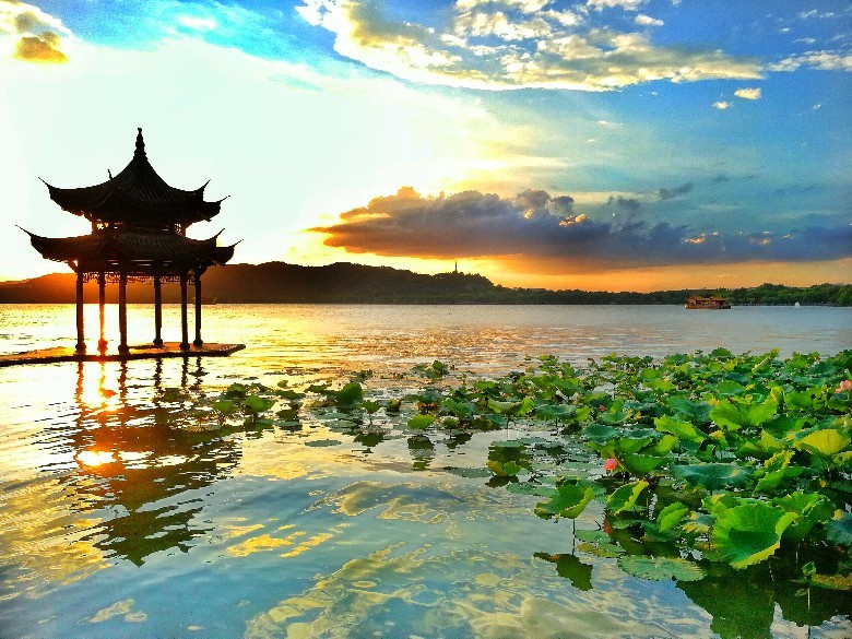 西湖晚霞 自然與人文交織的夢(mèng)幻畫(huà)卷